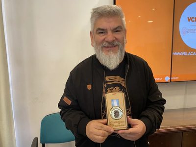 Diego Gareca fue distinguido con el premio Jorge Furt por su dedicación a la cultura