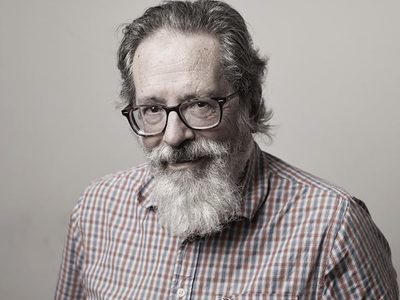 El hombre que escribía hacia adelante