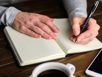 Autores y autoras que escribían con la mano izquierda: plumas brillantes en un mundo diestro
